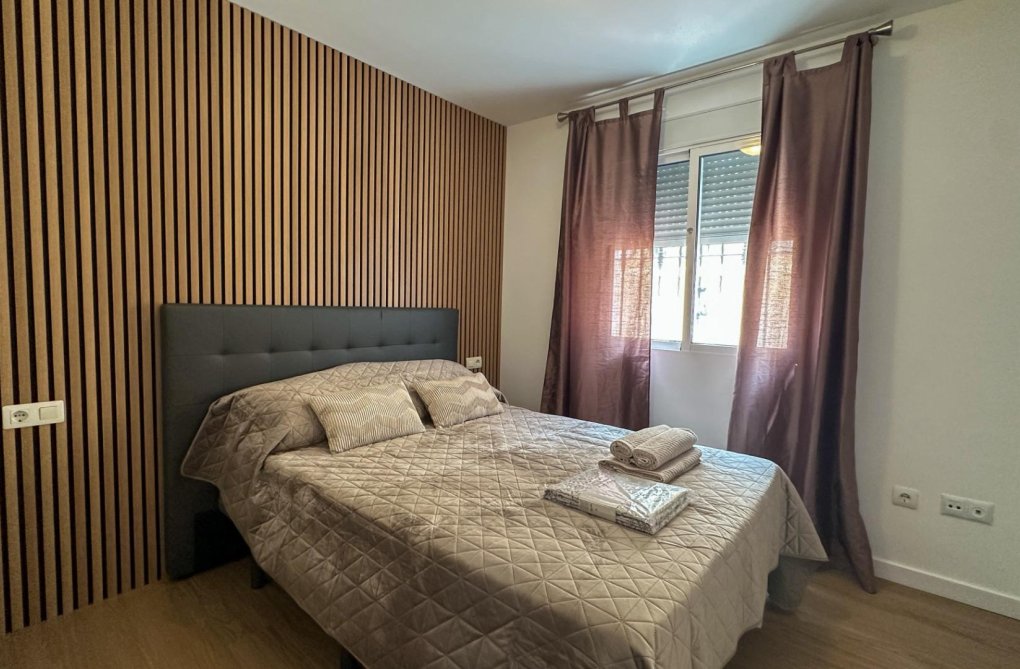 Herverkoop - Duplex - San Miguel de Salinas - Las Filipinas