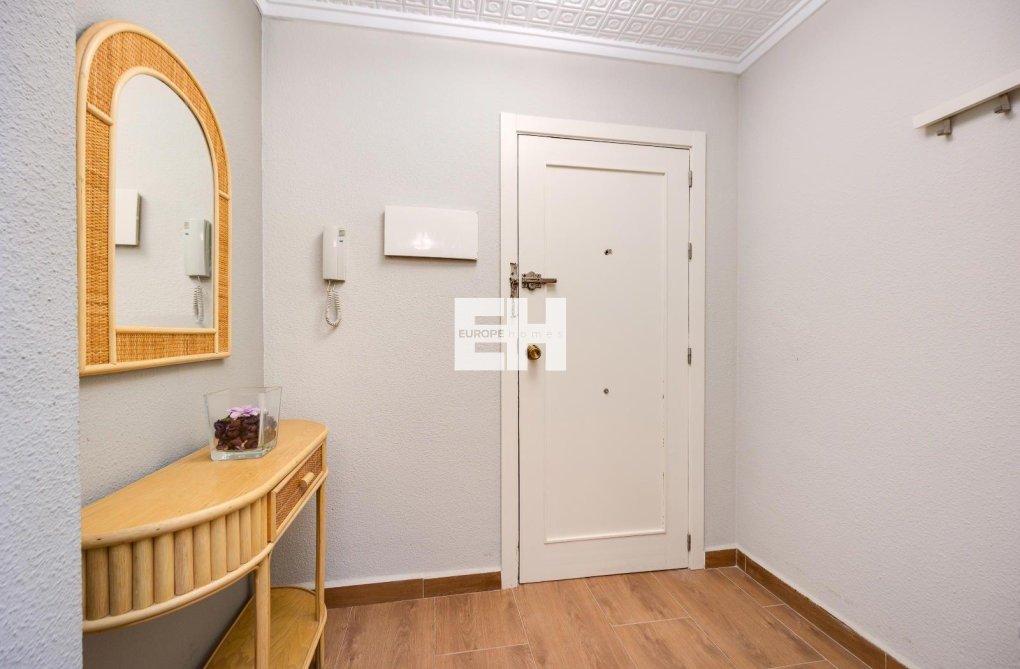 Resale - Apartment - Torrevieja - Acequion