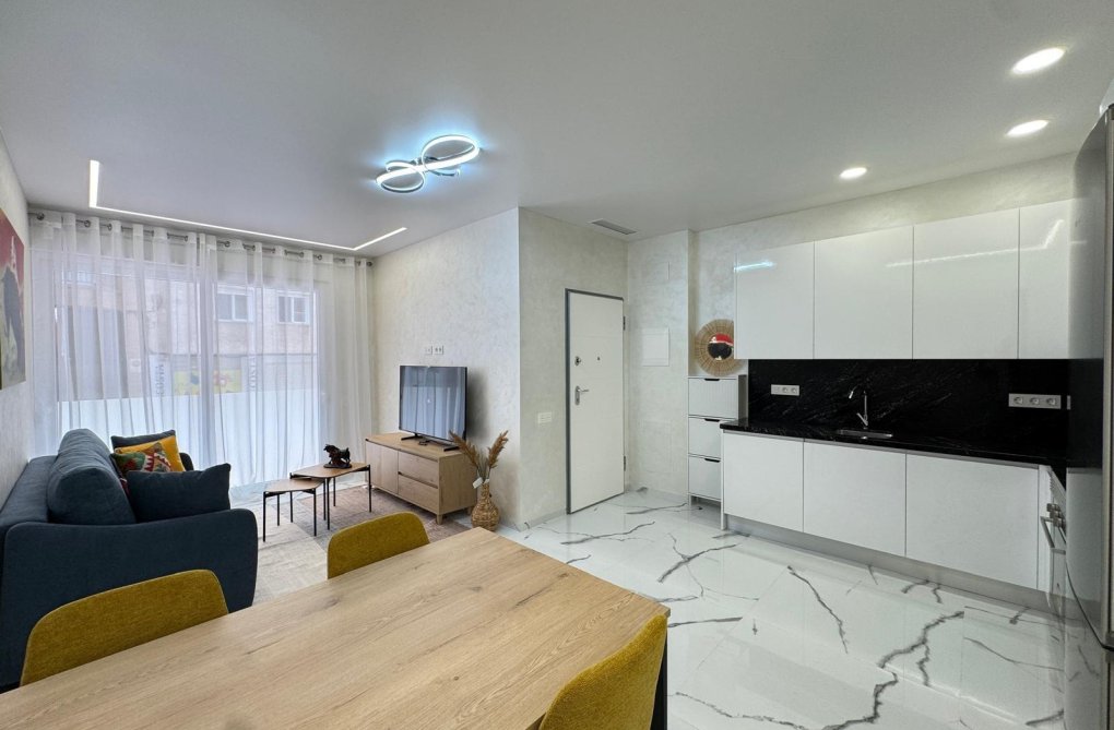 Resale - Apartment - Torrevieja - Estacion De Autobuses