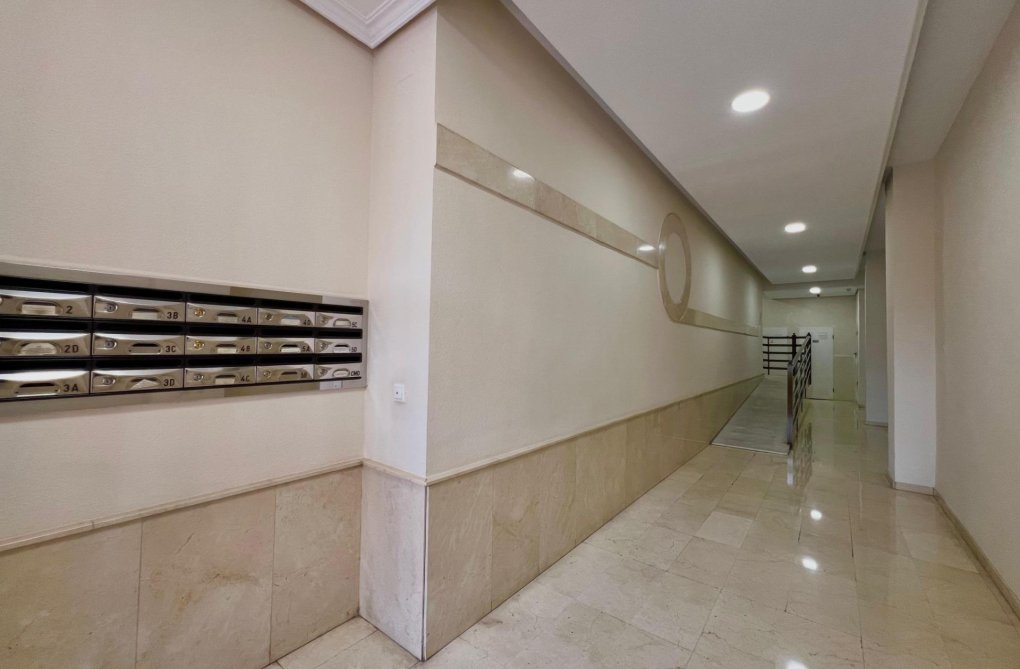 Resale - Apartment - Torrevieja - Puerto Deportivo