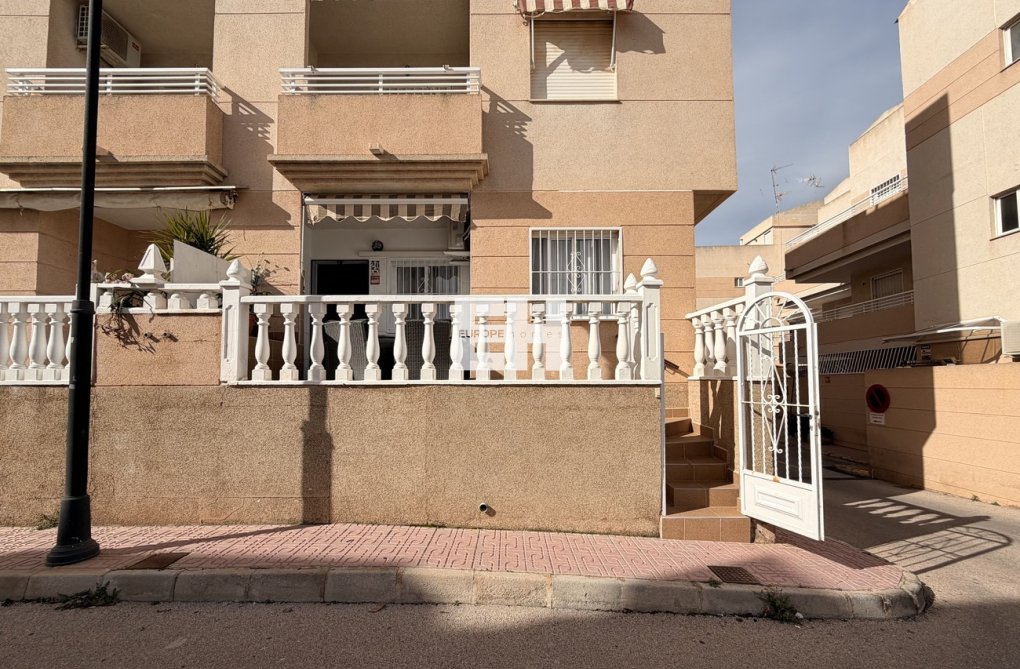 Resale - Apartment - Torrevieja - Urb. Calas Blancas III