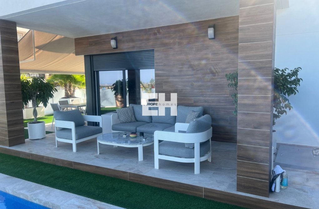 Resale - villa - Los Montesinos - Costa Blanca
