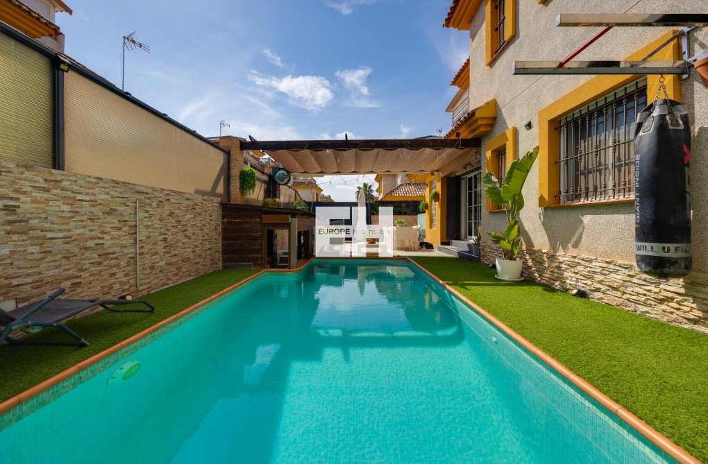 Resale - villa - Los Montesinos - La Herrada