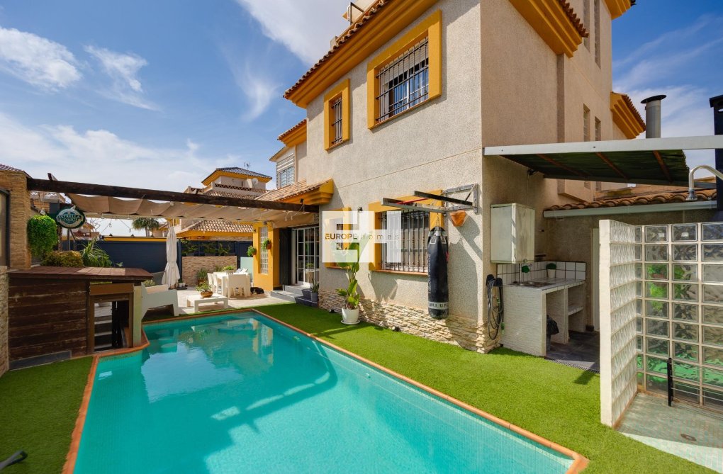 Resale - villa - Los Montesinos - La Herrada