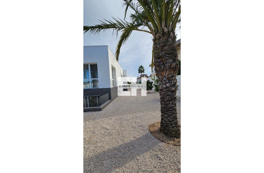 Resale - villa - Orihuela - Urb. Montepinar