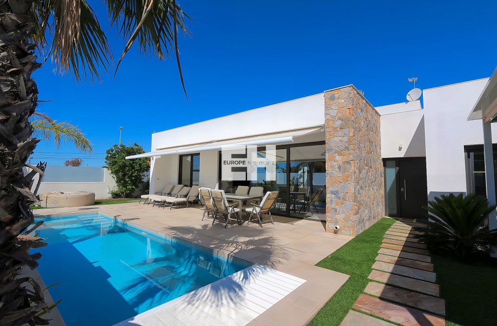 Resale - villa - Pilar de la Horadada - Costa Blanca