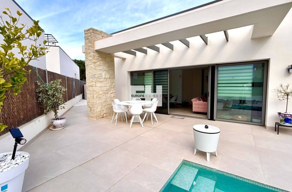 Resale - villa - San Miguel de Salinas - Urbanizacion Blue Lagoon