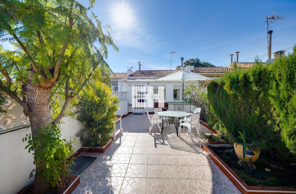 Resale - villa - Torrevieja - Calas Blanca