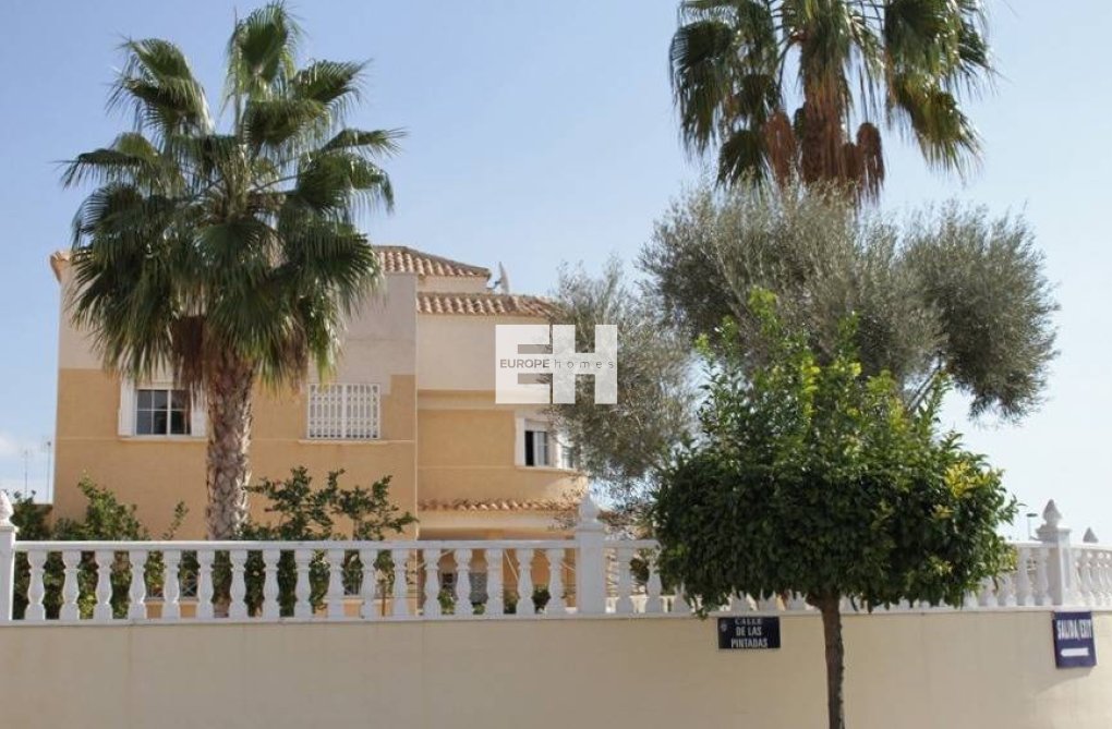 Resale - villa - Torrevieja - La Siesta - El Salado - Torreta