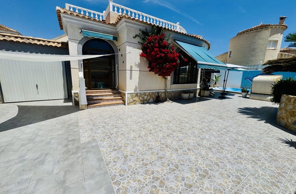 Resale - villa - Torrevieja - La Siesta - El Salado - Torreta
