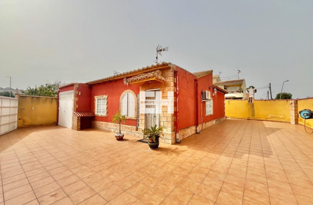 Resale - villa - Torrevieja - Los Balcones - Los Altos Del Edén