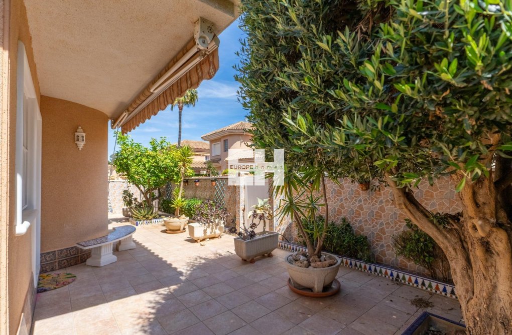 Resale - villa - Torrevieja - Los Balcones - Los Altos Del Edén