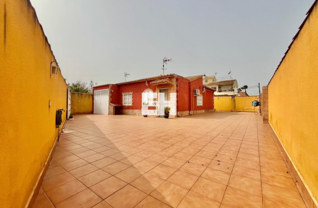 Resale - villa - Torrevieja - Los Balcones - Los Altos Del Edén