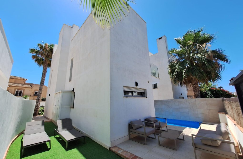 Resale - villa - Torrevieja - Los Frutales