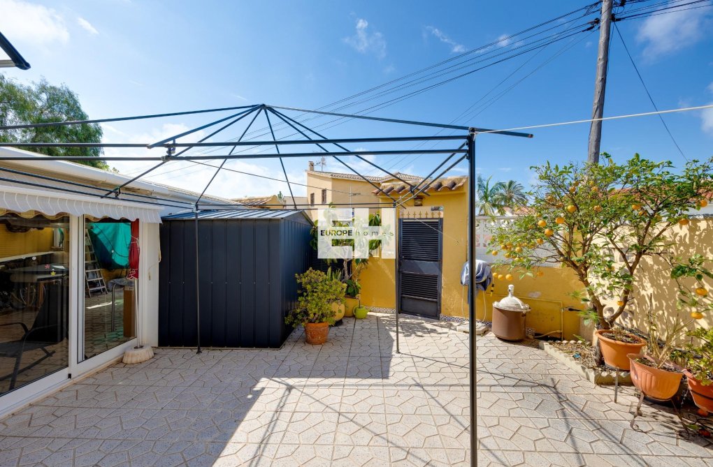 Resale - villa - Torrevieja - Playa de los Locos