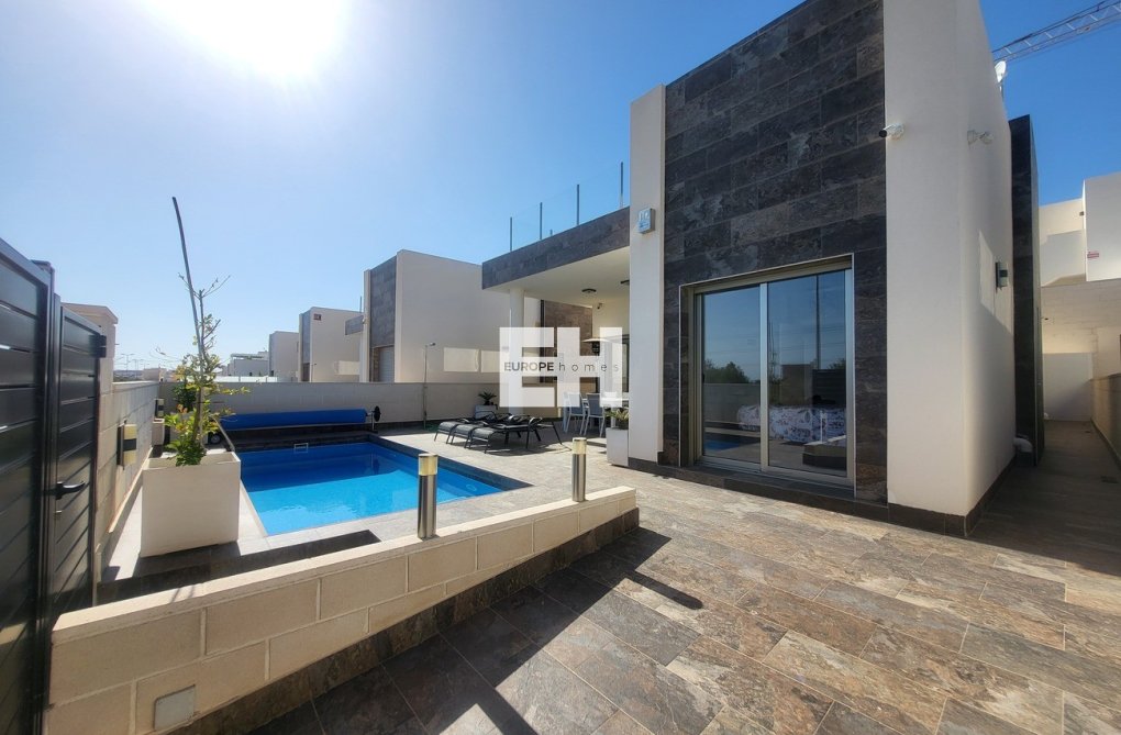 Resale - villa - Villamartin - Costa Blanca