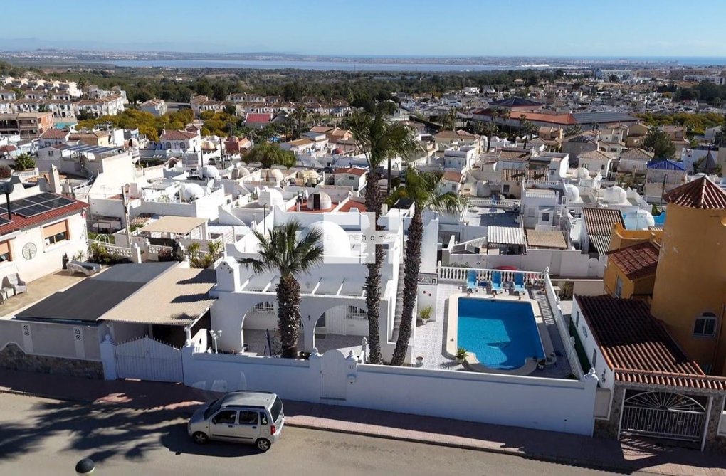 Resale - villa - Villamartin - Costa Blanca
