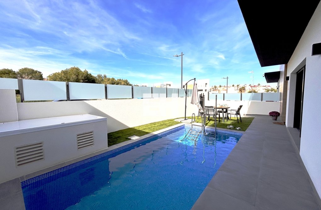 Resale - villa - Villamartin - Costa Blanca