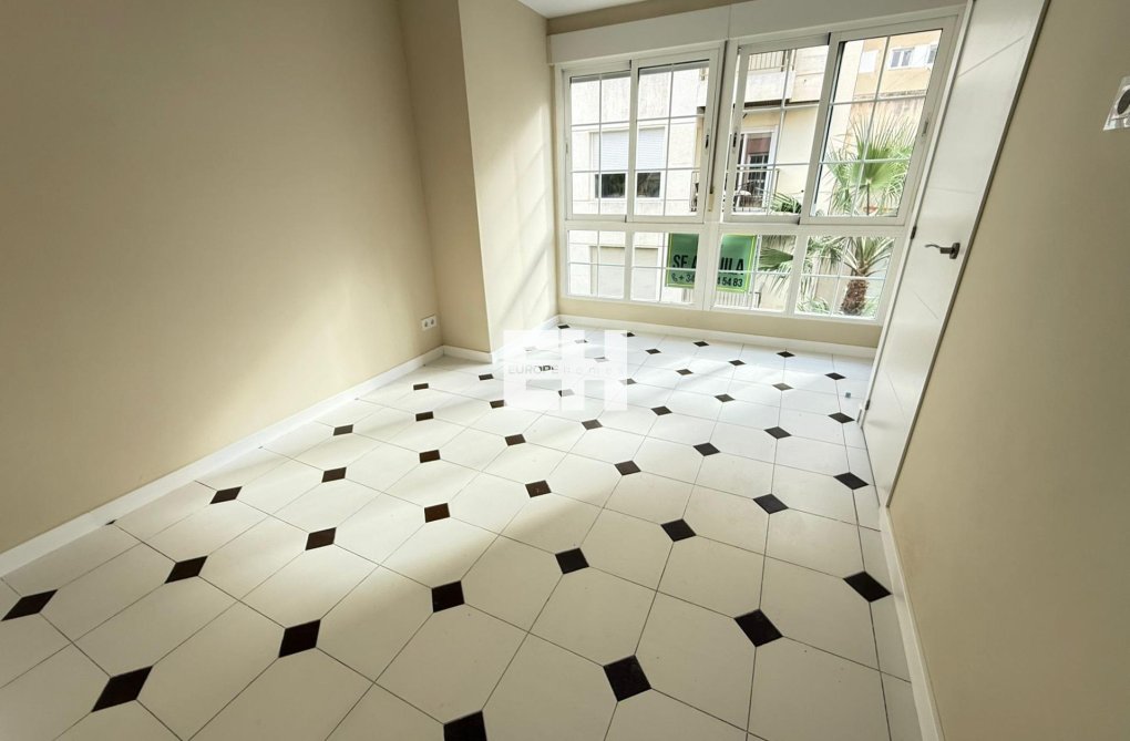 Segunda mano - Apartamento  - Torrevieja - Centro