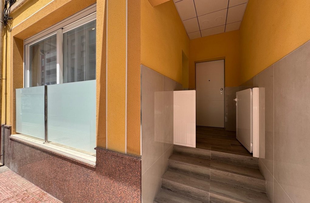 Segunda mano - Apartamento  - Torrevieja - Estacion De Autobuses