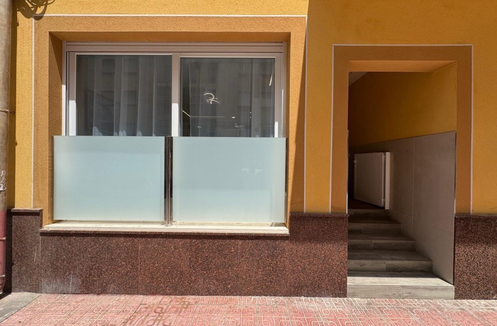 Segunda mano - Apartamento  - Torrevieja - Estacion De Autobuses