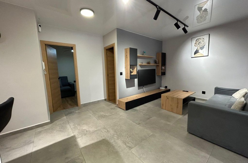 Segunda mano - Apartamento  - Torrevieja - Estacion De Autobuses