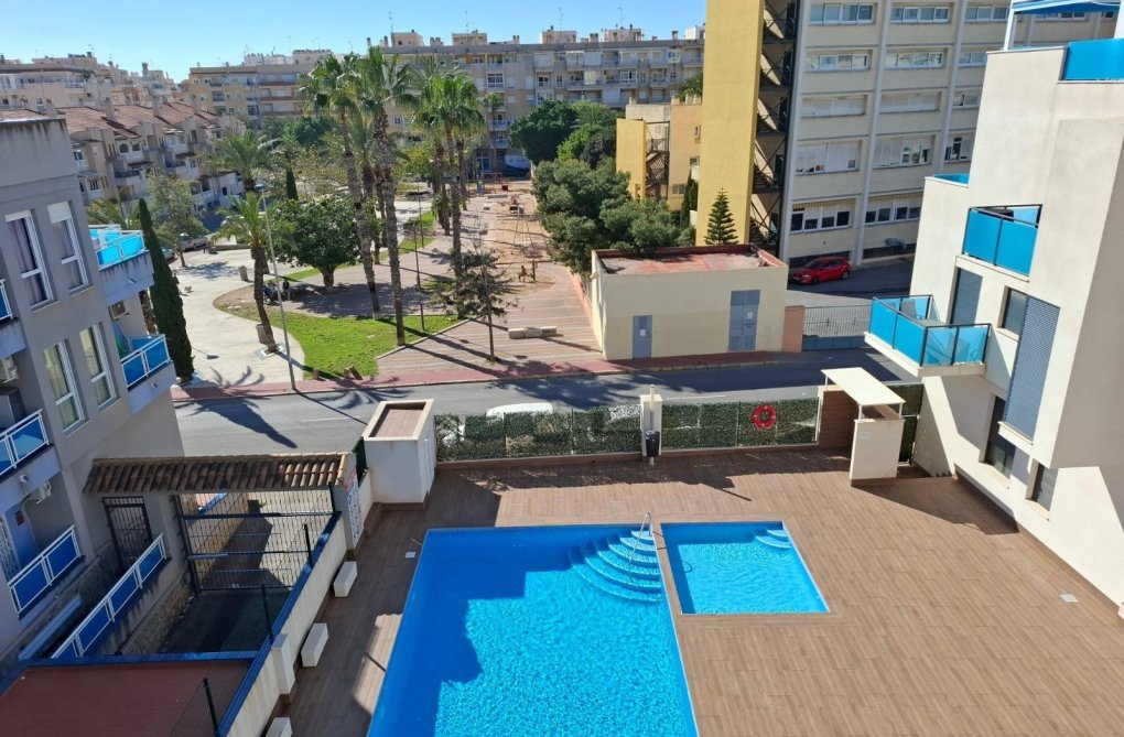 Segunda mano - Apartamento  - Torrevieja - Estacion De Autobuses
