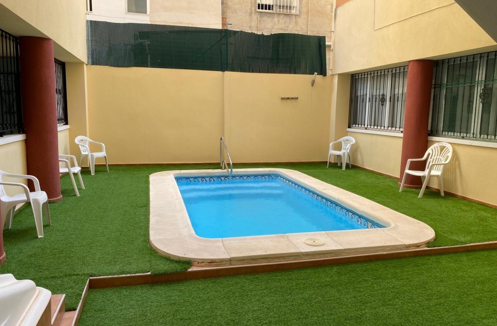 Segunda mano - Apartamento  - Torrevieja - Estacion De Autobuses