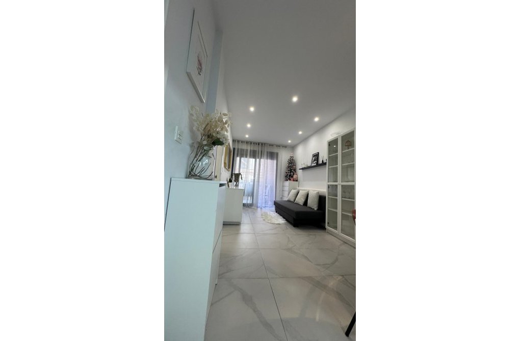Segunda mano - Apartamento  - Torrevieja - Estacion De Autobuses