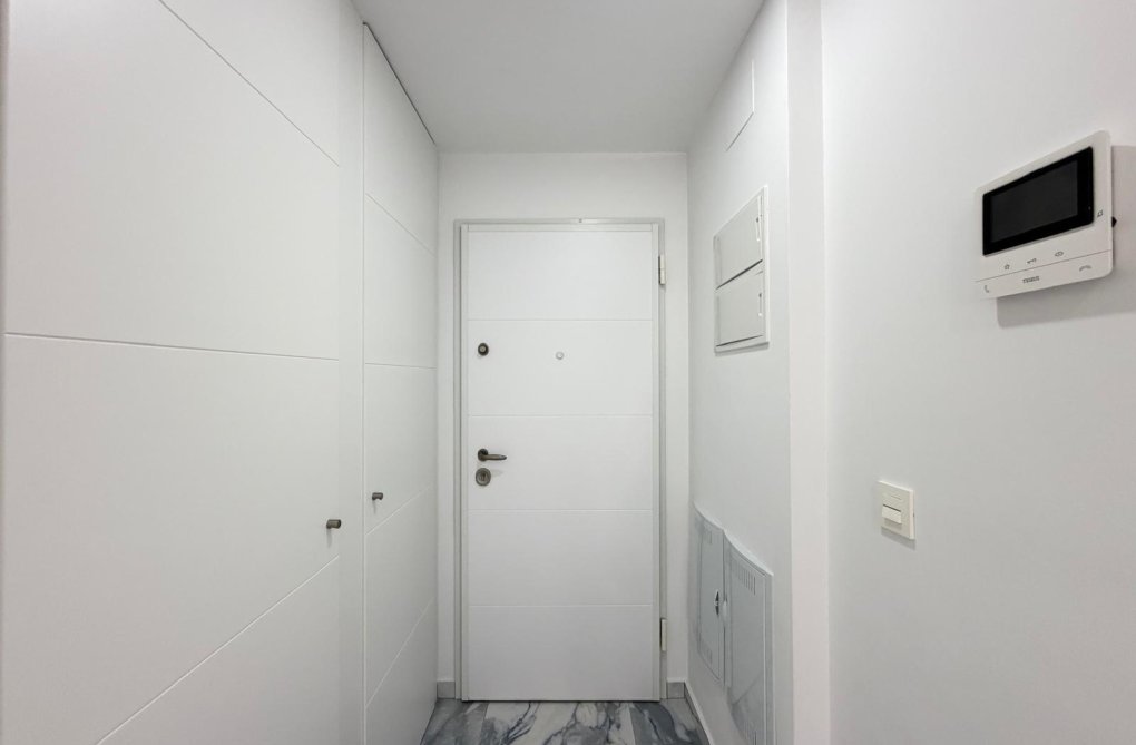 Segunda mano - Apartamento  - Torrevieja - Estacion De Autobuses