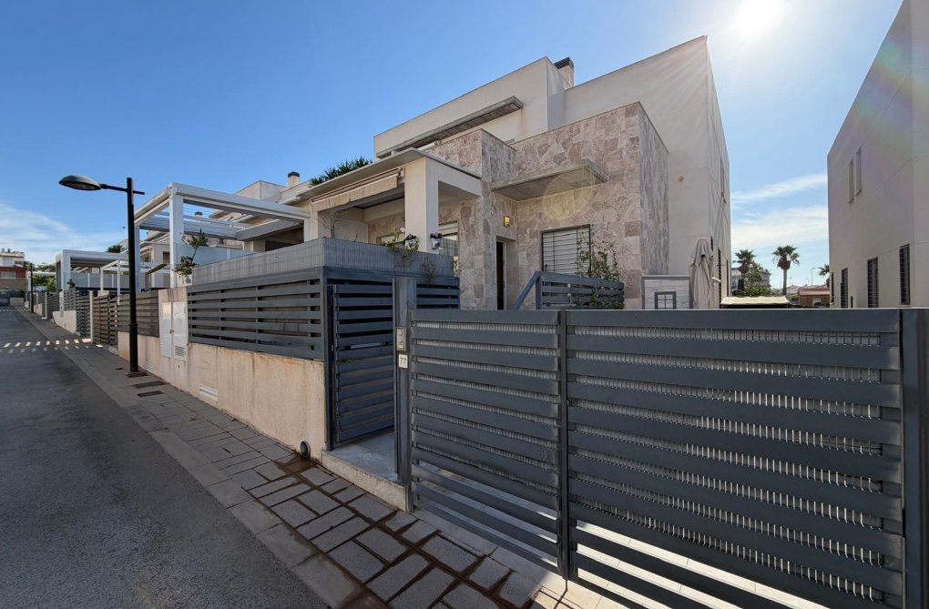 Segunda mano - town house - Torrevieja - Aguas Nuevas