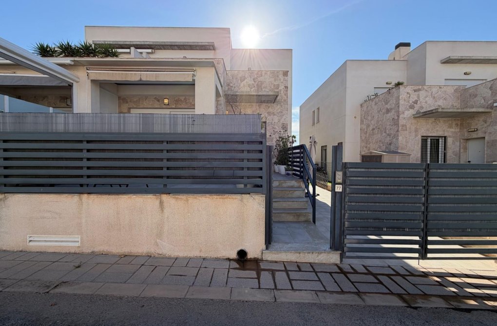 Segunda mano - town house - Torrevieja - Aguas Nuevas