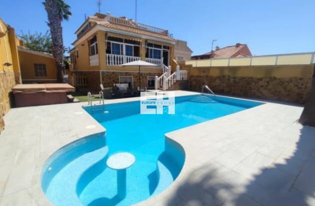 Segunda mano - villa - Torrevieja - Aguas Nuevas