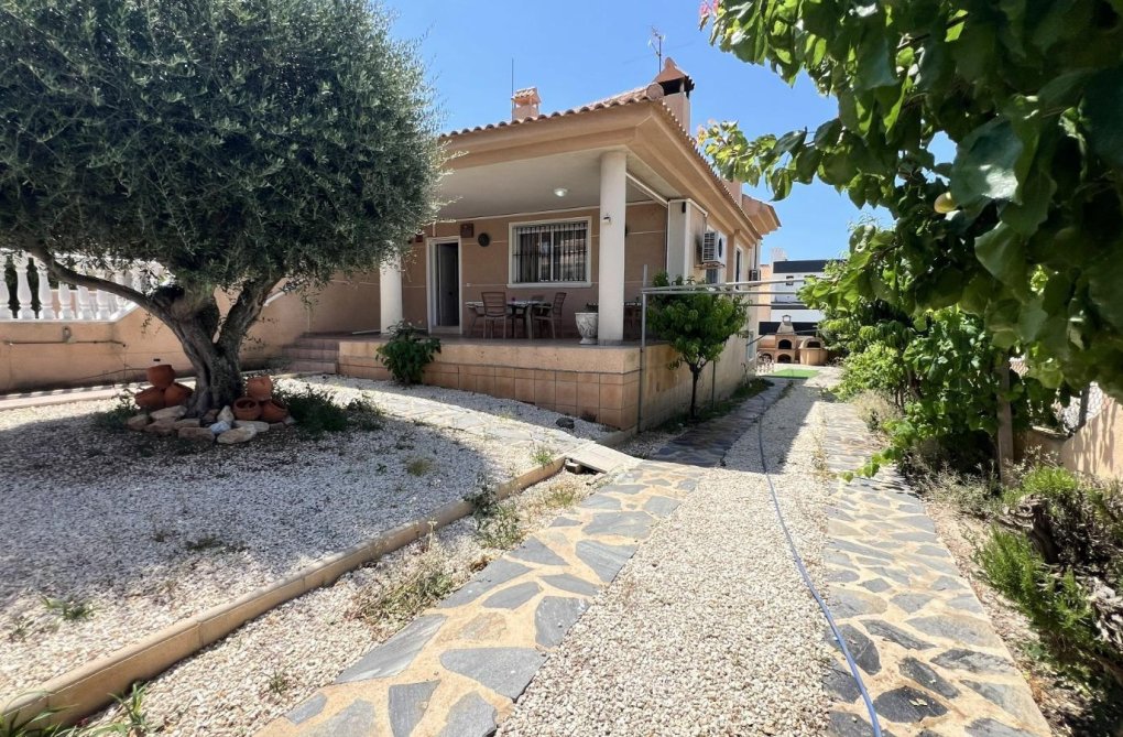 Segunda mano - villa - Torrevieja - Aguas Nuevas
