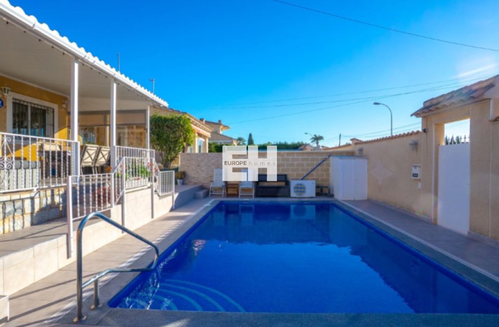 Segunda mano - villa - Torrevieja - Costa Blanca