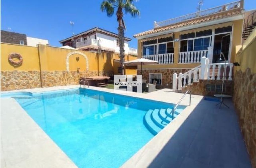 Wiederverkauf - villa - Torrevieja - Aguas Nuevas