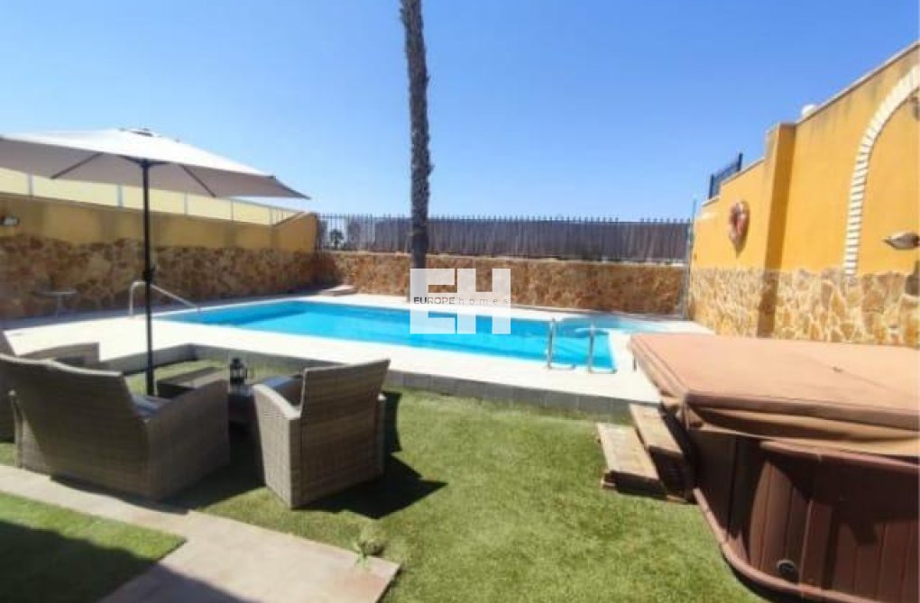 Wiederverkauf - villa - Torrevieja - Aguas Nuevas