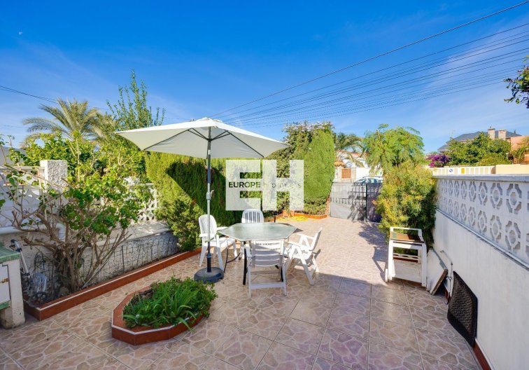 Segunda mano - villa - Torrevieja - Calas Blanca