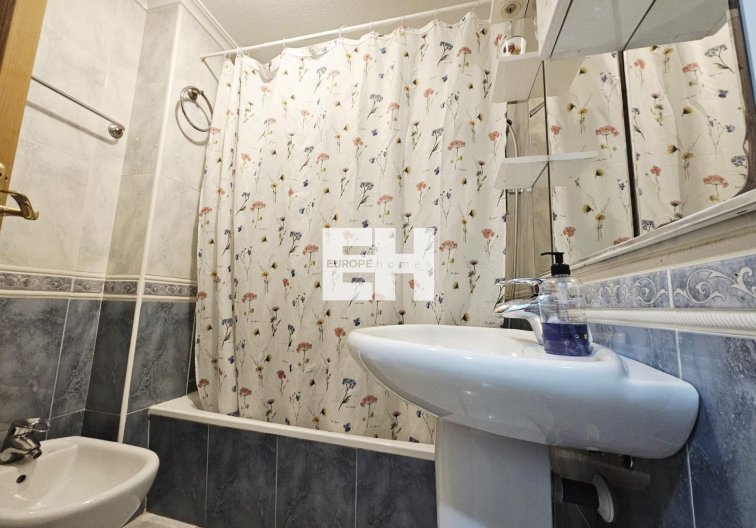 Segunda mano - Apartamento  - Torrevieja - Estacion De Autobuses