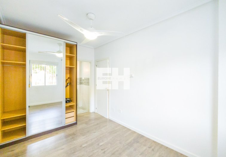 Segunda mano - Apartamento  - Torrevieja - Estacion De Autobuses