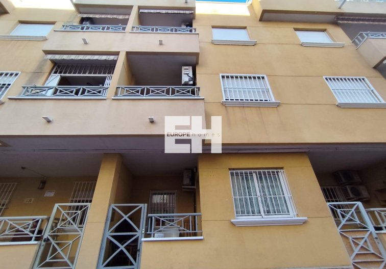 Segunda mano - Apartamento  - Torrevieja - Estacion De Autobuses