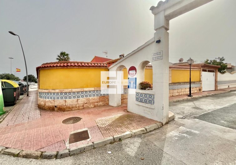 Resale - villa - Torrevieja - Los Balcones - Los Altos Del Edén