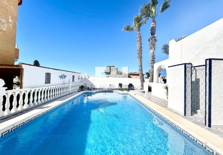 Resale - villa - Villamartin - Costa Blanca