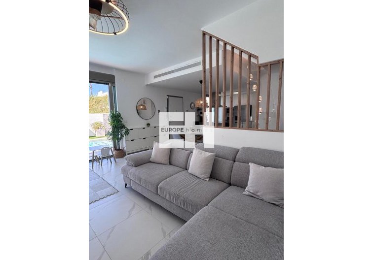 Resale - villa - Villamartin - Costa Blanca
