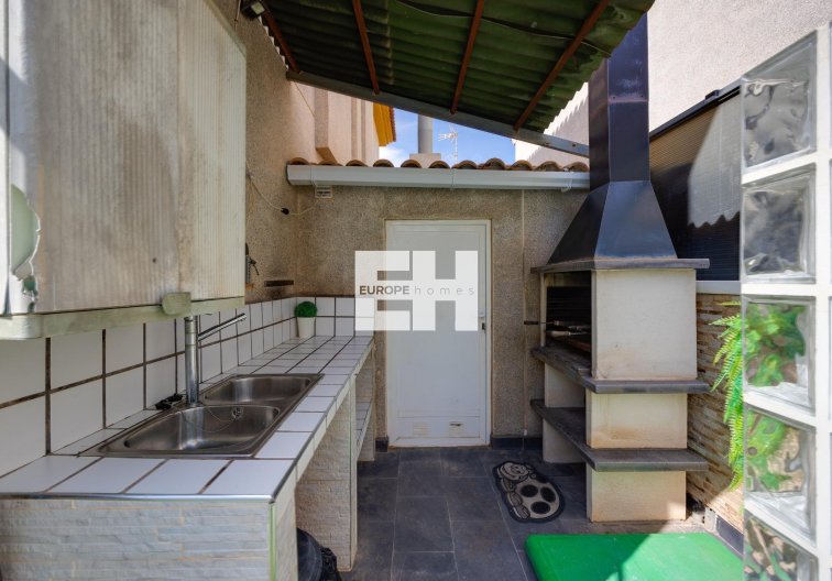 Resale - villa - Los Montesinos - La Herrada