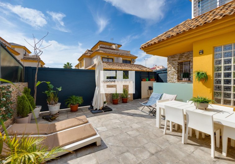 Resale - villa - Los Montesinos - La Herrada