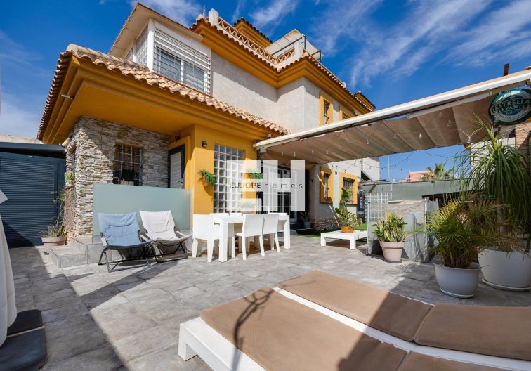 Resale - villa - Los Montesinos - La Herrada
