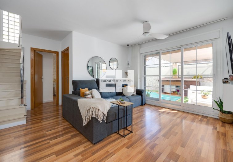 Resale - villa - Los Montesinos - La Herrada