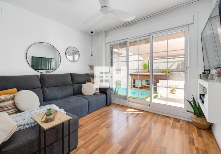 Resale - villa - Los Montesinos - La Herrada
