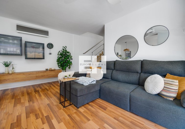 Resale - villa - Los Montesinos - La Herrada